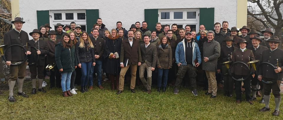 Teilnehmer am Landestreffen der Jungen Jäger Bayern mit den Jagdhornbläsern des Jagdschutzvereins Neuburg a. d. Donau